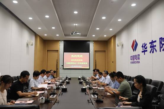 餐厅里的人们描述已自动生成